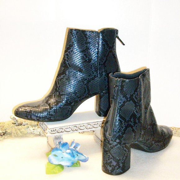 OLD NAVY Sz 10 NWOT Rear Zip Blue/Black Snakeskin Pattern Booties 3" Heel - Picture 1 of 15